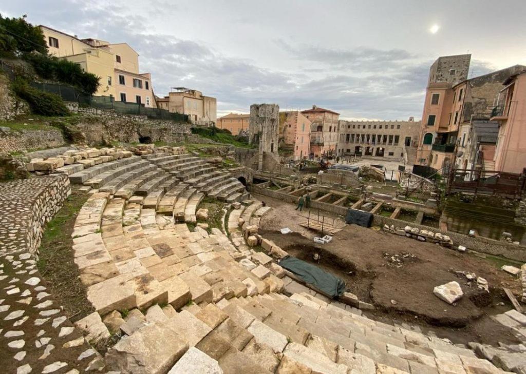Luxury Suite - Teatro Romano - Duomo - Centro Storico Wi-Fi Террачина Экстерьер фото