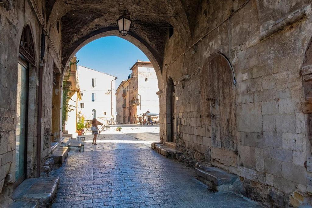 Luxury Suite - Teatro Romano - Duomo - Centro Storico Wi-Fi Террачина Экстерьер фото